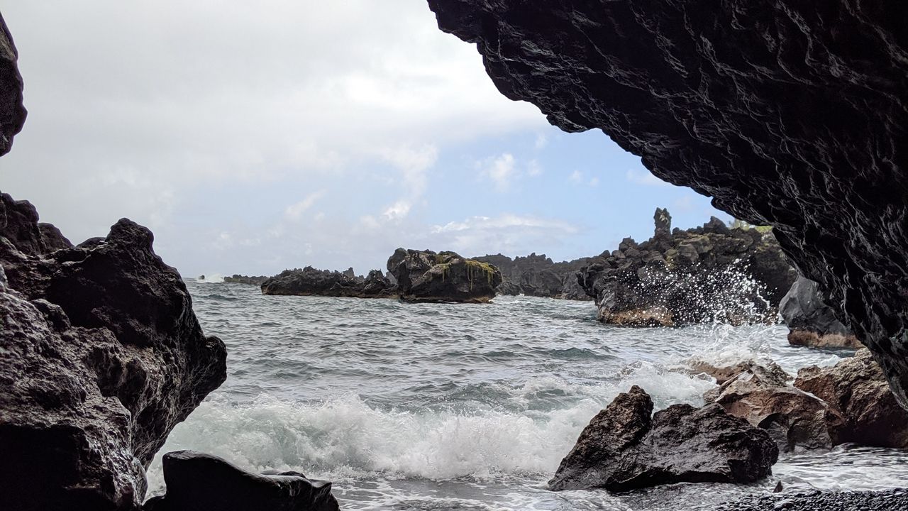 Обои пещера, скалы, море, галька
