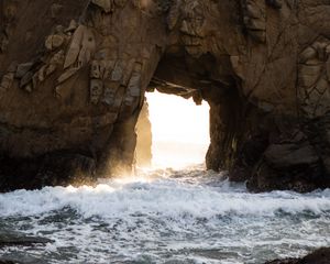 Превью обои пещера, скалы, волны, вода