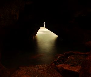 Превью обои пещера, ущелье, вода, свет, темный