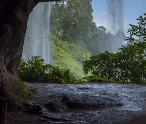 Превью обои пещера, водопад, деревья