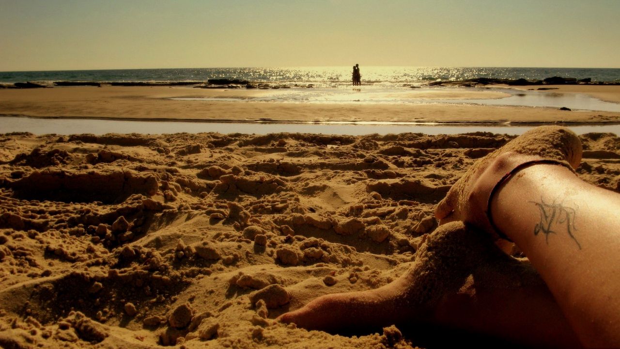 Обои песок, берег, пляж, ноги, тату, пара, отдых
