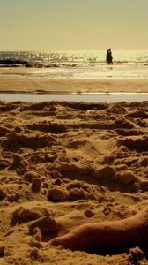 Превью обои песок, берег, пляж, ноги, тату, пара, отдых