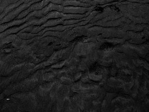 Превью обои песок, черный, рельеф, темный, пустыня, поверхность