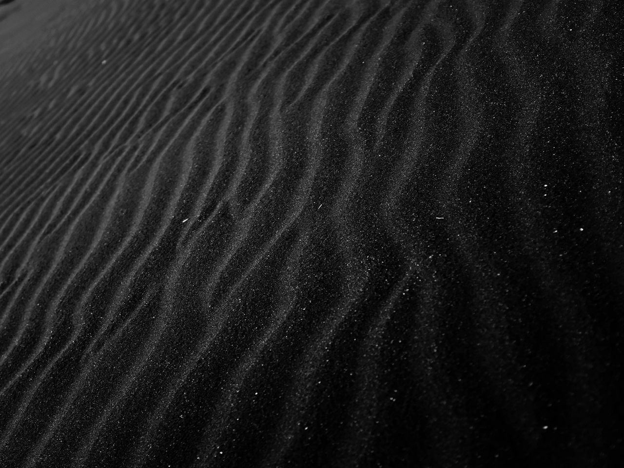 Черный песок с блестками