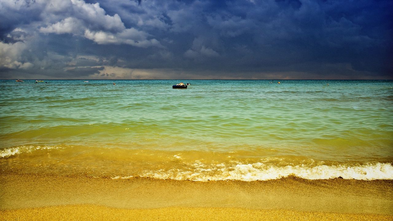 Обои песок, море, берег, пляж, курорт, тучи, небо, горизонт, люди