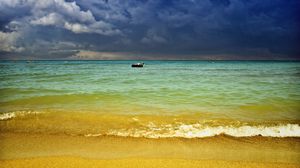 Превью обои песок, море, берег, пляж, курорт, тучи, небо, горизонт, люди