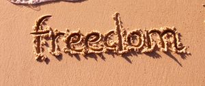 Превью обои песок, надпись, свобода, берег, пена, вода