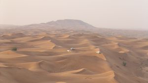 Превью обои песок, пустыня, дюны, автомобили