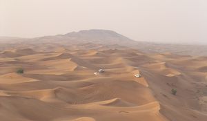 Превью обои песок, пустыня, дюны, автомобили