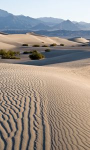 Превью обои песок, пустыня, скалы, волны, следы
