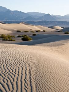 Превью обои песок, пустыня, скалы, волны, следы
