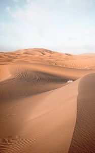 Превью обои песок, пустыня, следы, барханы, небо