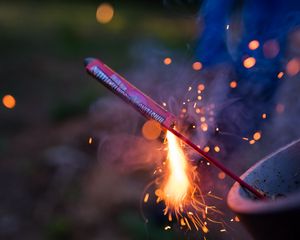 Превью обои петарда, искры, фейерверк