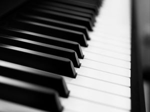 Превью обои пианино, клавиши, черно-белый, музыка, блюр