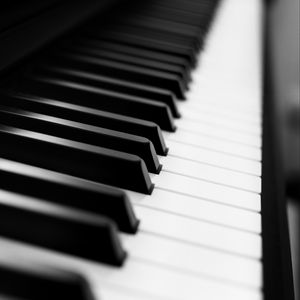 Превью обои пианино, клавиши, черно-белый, музыка, блюр
