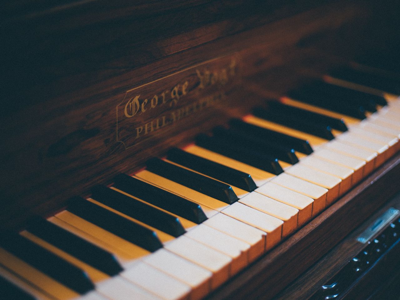 Фортепиано. Пианино музыкальный инструмент. Клавиатура рояля. Красивое пианино.