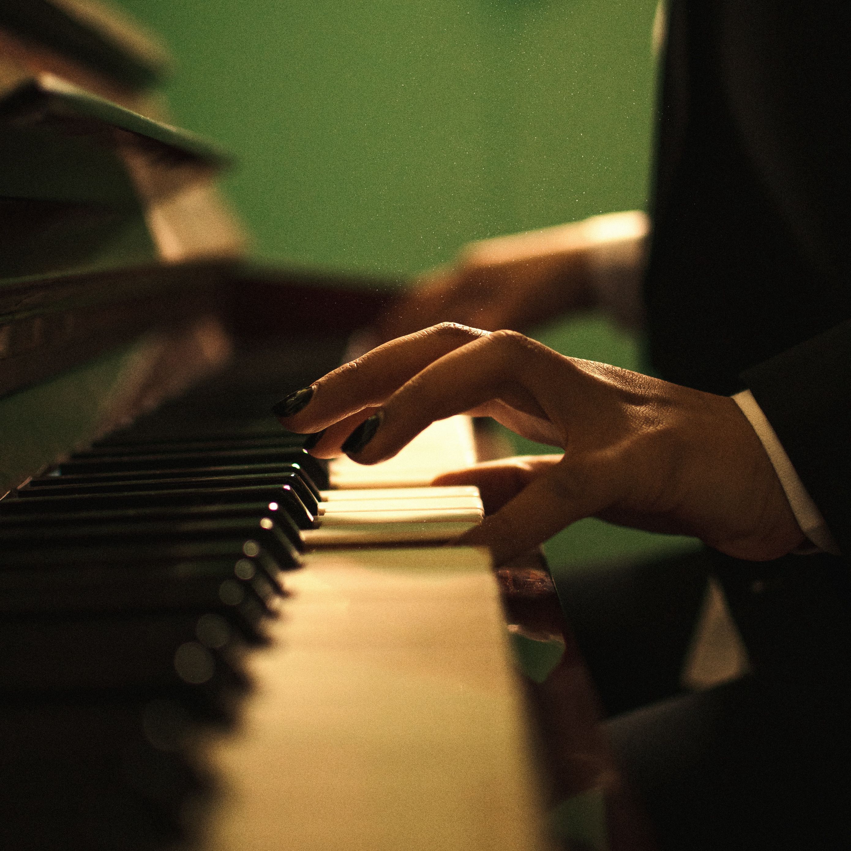 Hands music. Ручное фортепиано. Фортепиано обои на рабочий стол. Руки на пианино. Клавиши фортепиано и руки.