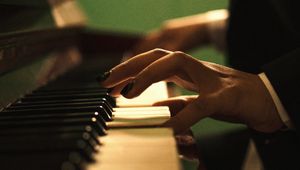 Превью обои пианино, клавиши, музыкальный инструмент, руки, музыка