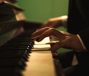 Превью обои пианино, клавиши, музыкальный инструмент, руки, музыка