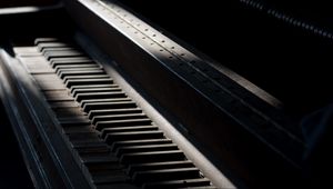 Превью обои пианино, клавиши, музыкальный инструмент, музыка, старый