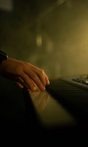 Превью обои пианино, клавиши, пальцы, часы