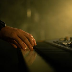 Превью обои пианино, клавиши, пальцы, часы