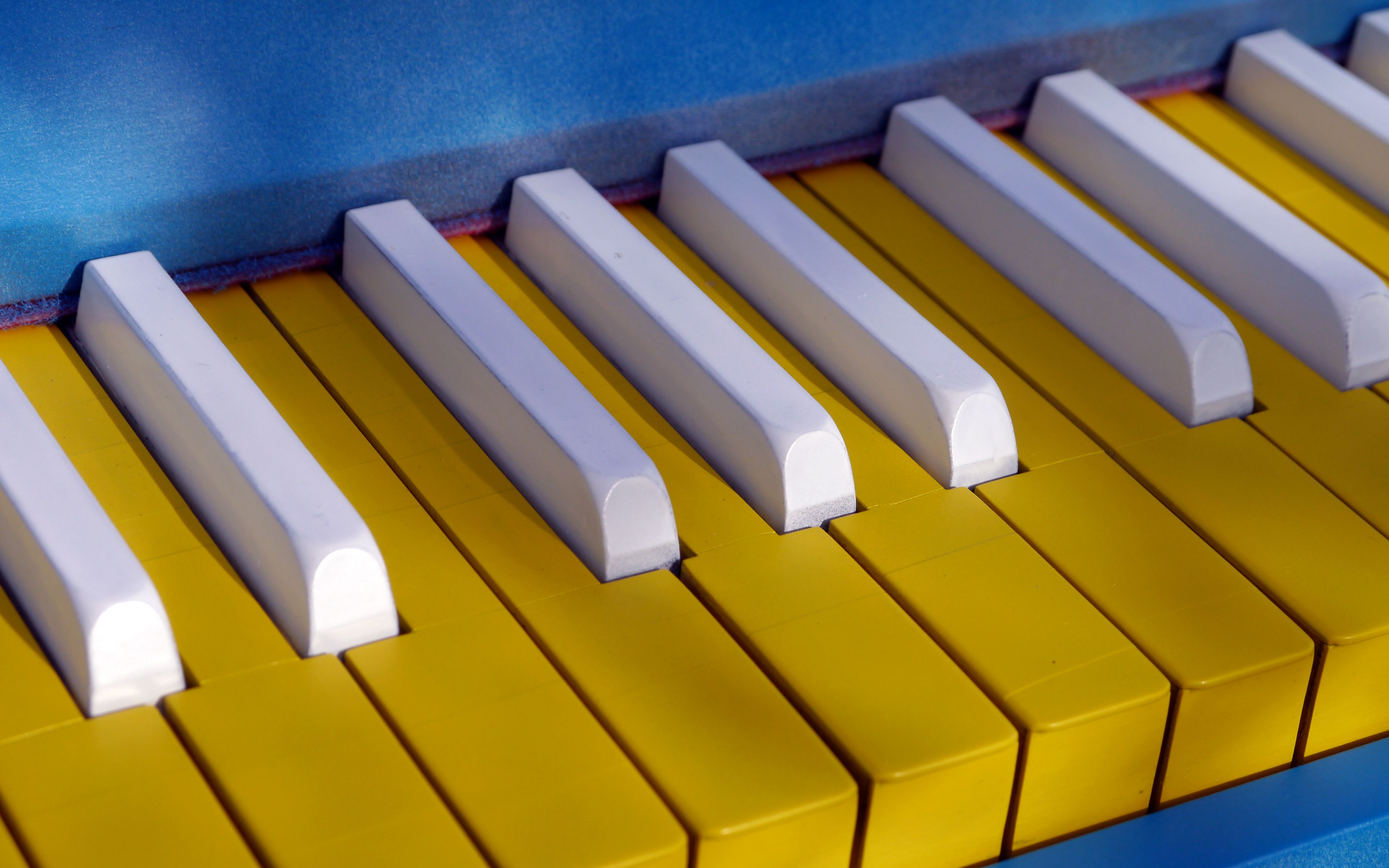 Жёлтая клавиатура фортепиано