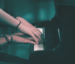 Превью обои пианино, руки, играть, клавиши, музыка