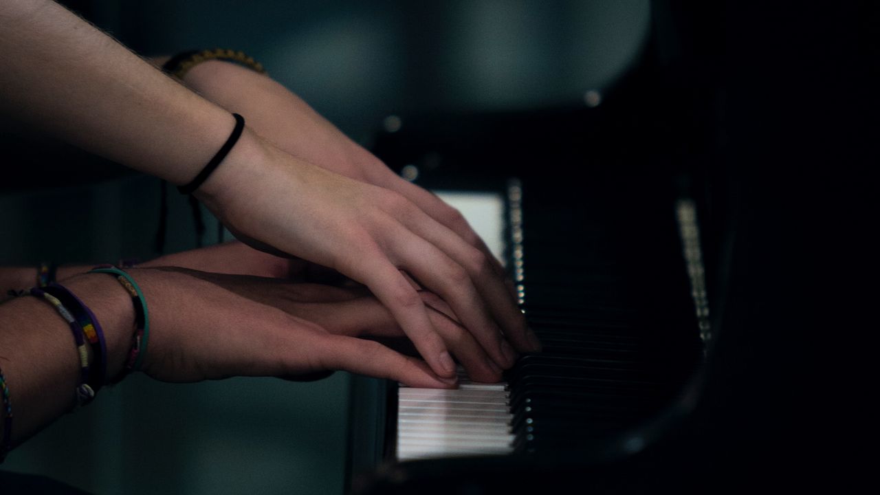 Обои пианино, руки, пара, нежность, прикосновение, музыкальный инструмент