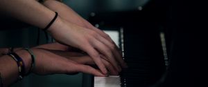 Превью обои пианино, руки, пара, нежность, прикосновение, музыкальный инструмент