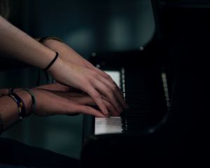 Превью обои пианино, руки, пара, нежность, прикосновение, музыкальный инструмент