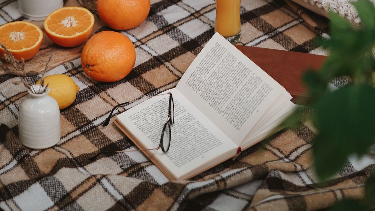 Обои пикник, книга, апельсин, цветы картинки на рабочий стол, фото ...