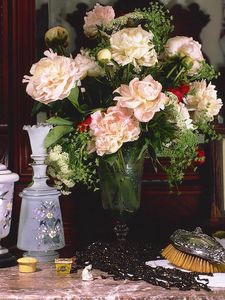 Превью обои пионы, цветы, букет, ваза, рамка, расческа, раритет, старина