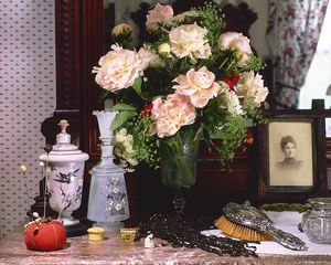 Превью обои пионы, цветы, букет, ваза, рамка, расческа, раритет, старина