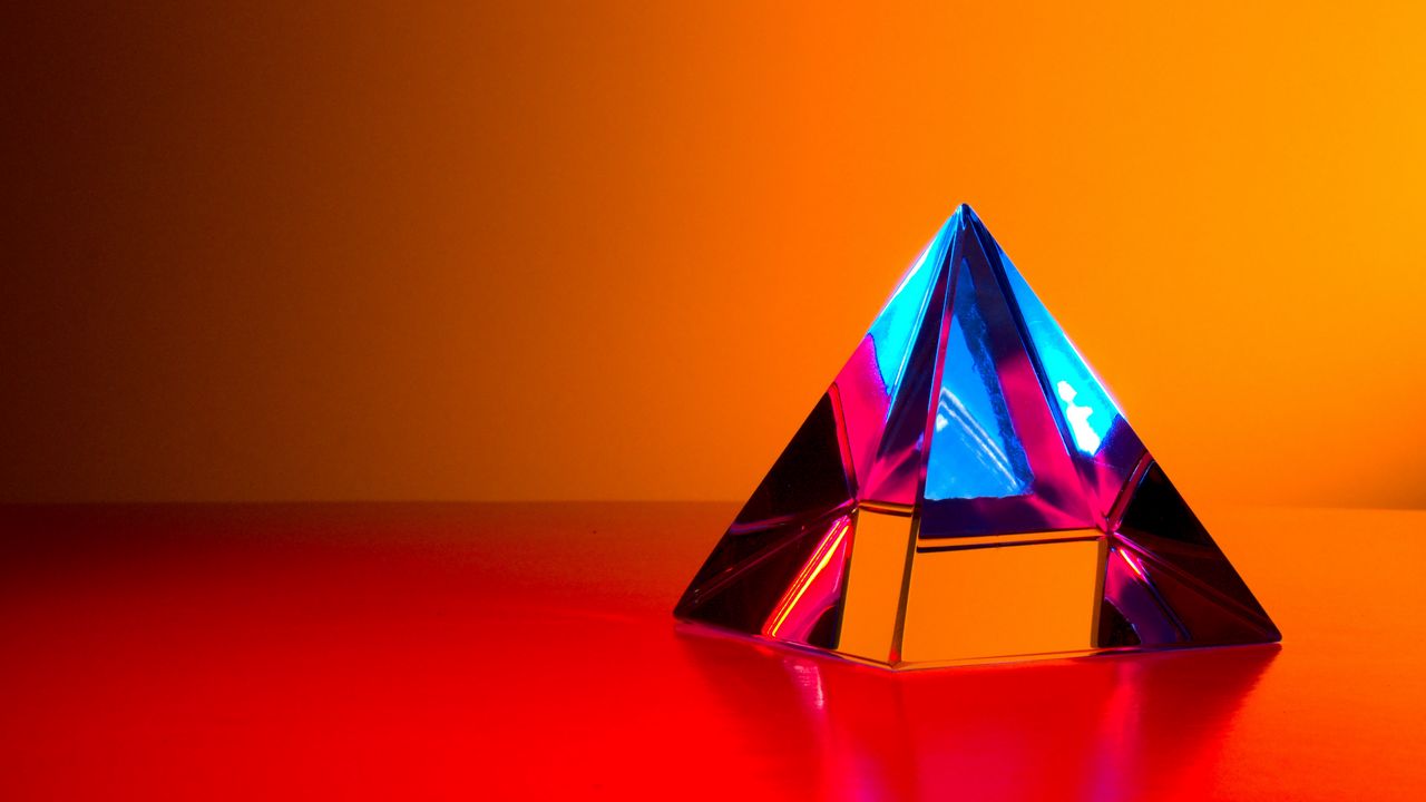 Обои пирамида, кристалл, отражение, стеклянный