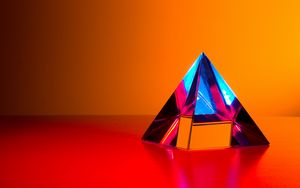 Превью обои пирамида, кристалл, отражение, стеклянный