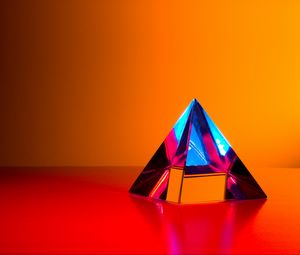 Превью обои пирамида, кристалл, отражение, стеклянный