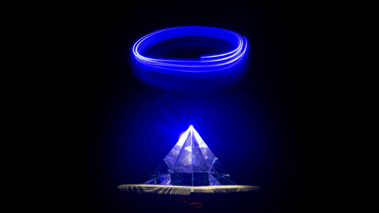 Обои пирамида, кристалл, свечение, синий, темнота