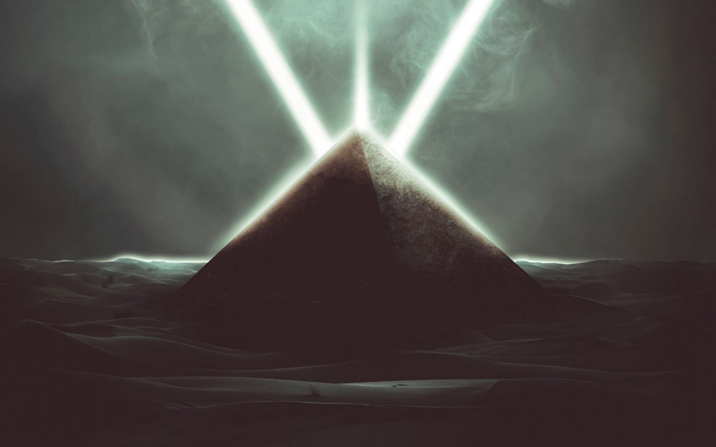 Свечение пирамид