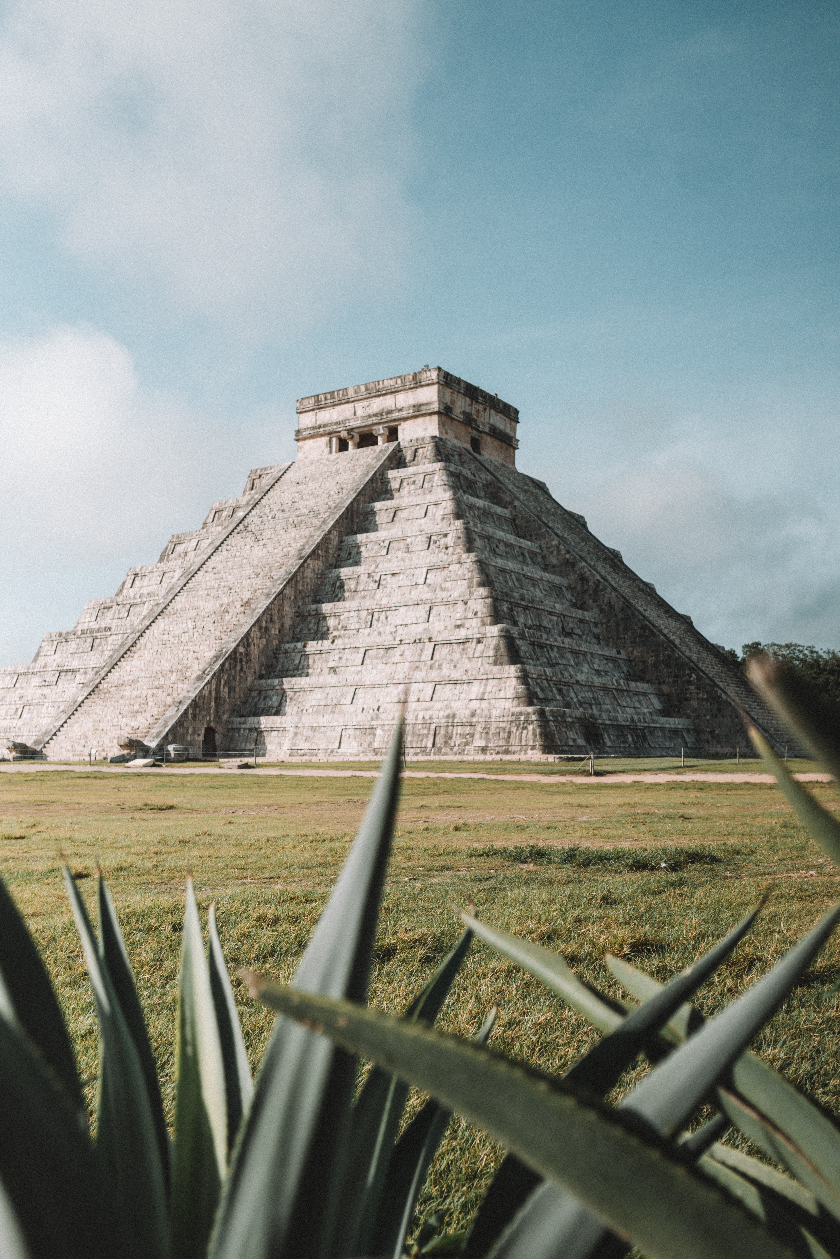 Памятник античной архитектуры. Чичен-ица Мексика. Юкатан пирамиды. Пирамида Чичен-ица. Пирамида Кукулькана.
