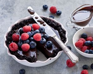 Превью обои пирог, ягоды, шоколад, черника, малина