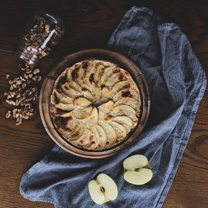 Превью обои пирог, шарлотка, выпечка, яблоки, орехи