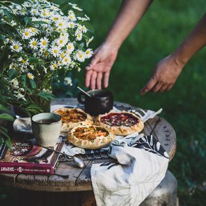 Превью обои пироги, чай, завтрак, букет, стол