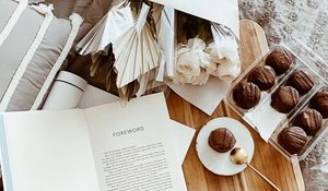 Превью обои пирожные, десерт, цветы, книга, эстетика