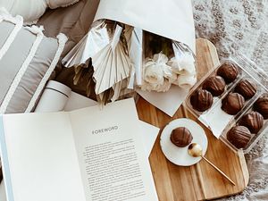 Превью обои пирожные, десерт, цветы, книга, эстетика