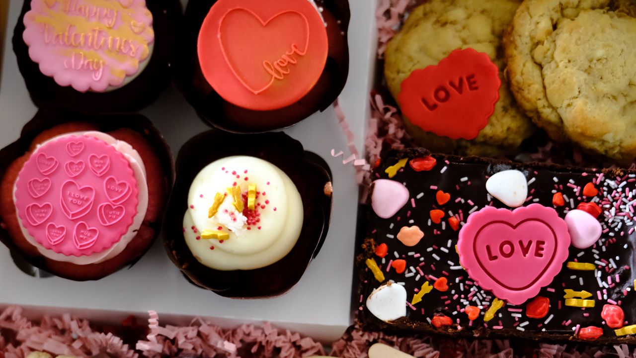 Обои пирожные, сердце, любовь, десерт