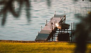 Превью обои пирс, лодка, вода, берег, озеро