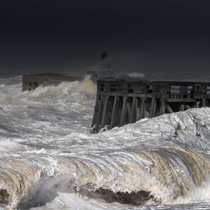 Превью обои пирс, море, океан, волны, сваи