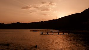 Превью обои пирс, закат, ночь, море, монохромный, темный, небо