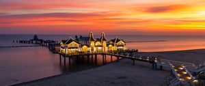 Превью обои пирс, здания, огни, подсветка, море, пляж
